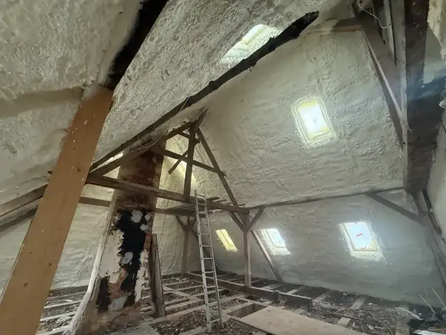 Izolacja poddasza wełna czy pianka - co wybrać, aby zaoszczędzić?