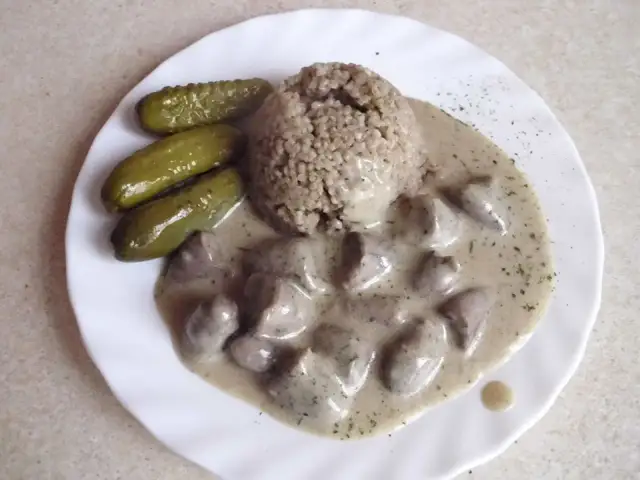 Tradycyjny gulasz z serc drobiowych – prosty przepis na smaczny obiad