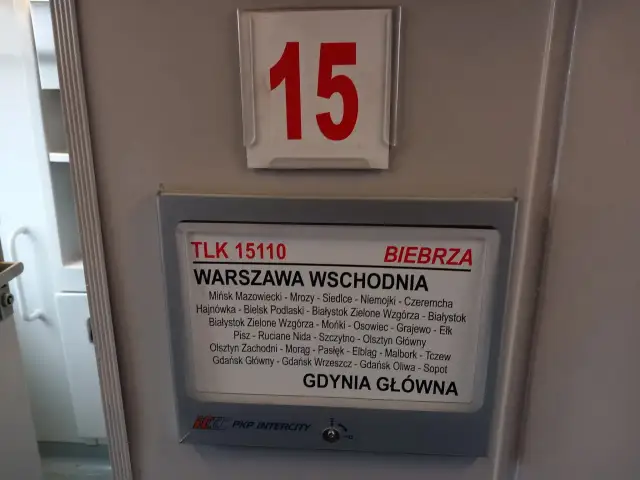 Tablica informacyjna pociągu TLK 15110 "Biebrza" na trasie Warszawa Wschodnia - Gdynia Główna.
