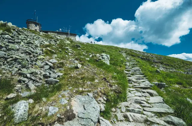 Kasprowy Wierch z Kuźnic: Kolejka czy pieszo? Planuj wycieczkę!