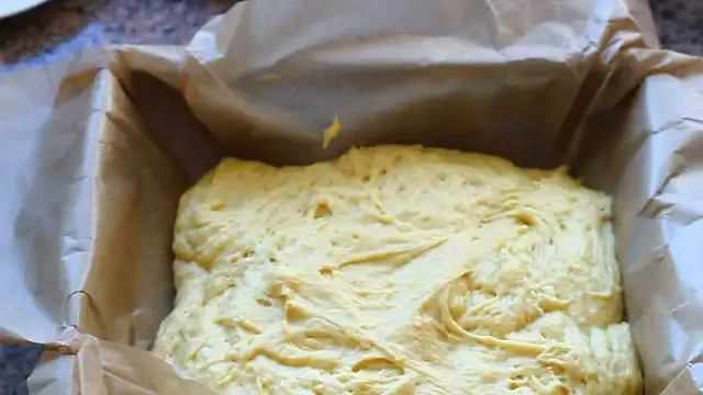 Jak zrobić placek drożdżowy – łatwy przepis na pyszny deser domowy