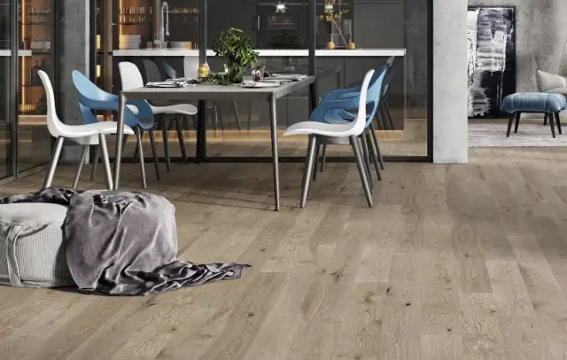 Nowoczesna jadalnia z drewnianą podłogą. Zastanawiasz się, jakie płytki pasują do drewnianej podłogi? Spójrz na ten projekt!