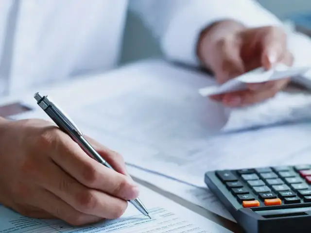 Jak obliczyć podatek od wynajmu mieszkania ryczałt i uniknąć błędów