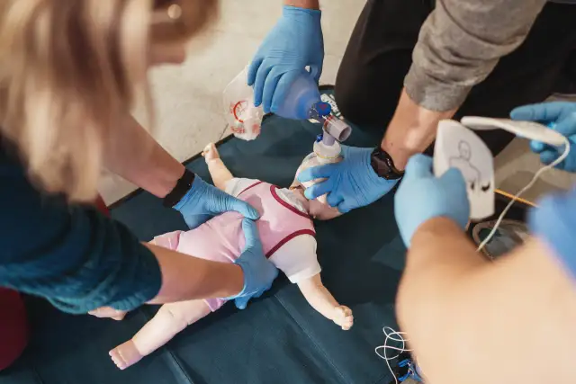 Pierwsza pomoc vs. KPP: Kluczowe różnice, które musisz znać