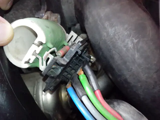 Gdzie jest przekaźnik wentylatora chłodnicy w Opel Meriva? Sprawdź to!