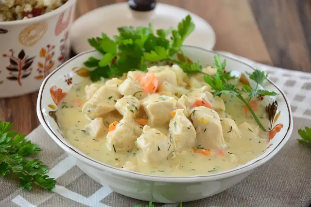 Jak zrobić potrawkę z kurczaka w sosie, aby zachwycić bliskich