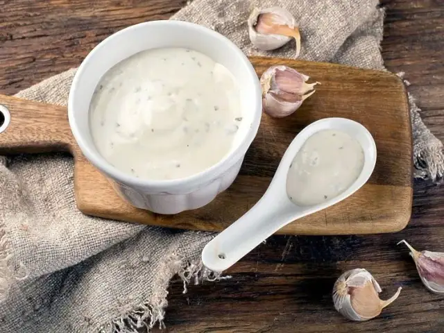 Jak zrobić sos czosnkowy do pizzy, który zachwyci każdego smakosza