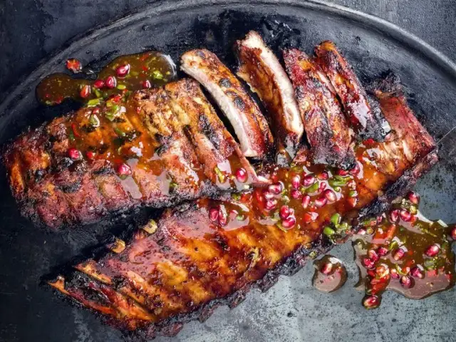 Jaka surówka do żeberek w miodzie? Sekrety smaku i przepisy