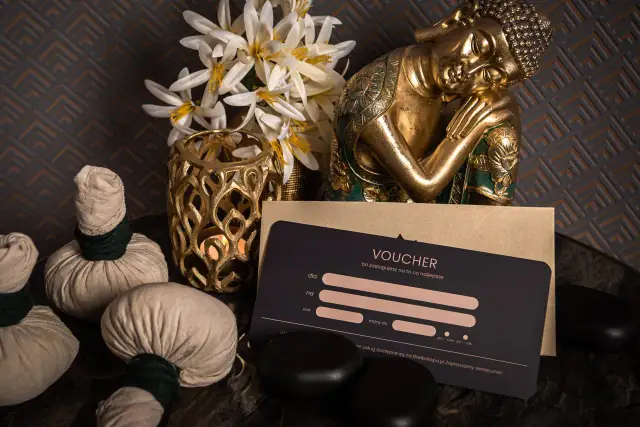Relaksacyjny voucher do spa z motywem buddy, kwiatami i kamieniami. Idealny prezent dla bliskiej osoby.