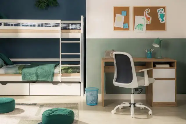 Pokój dla 2 nastolatków aranżacje: piętrowe łóżko, biurko, krzesło obrotowe i zielone pufy. Idealne miejsce do nauki i zabawy.