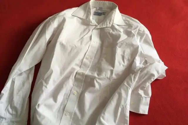 Żółte plamy na białej bluzce? Odzyskaj biel! Sprawdzone triki