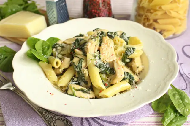 Pyszny makaron penne z kurczakiem i szpinakiem w sosie śmietanowym