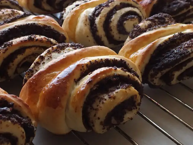 Ile kalorii ma bułka z makiem? Poznaj dokładne wartości odżywcze