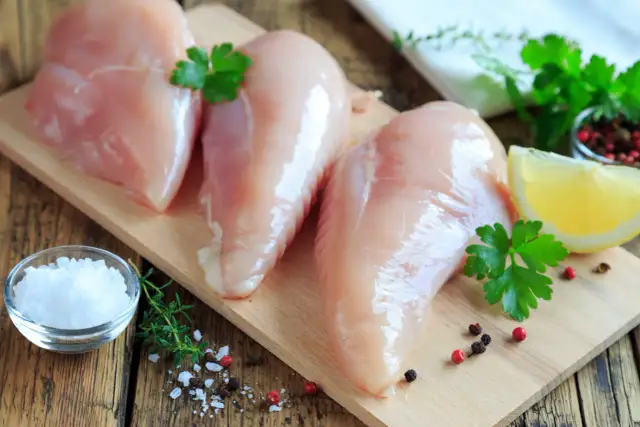 Jak szybko rozmrozić mięso z kurczaka i uniknąć bakterii?