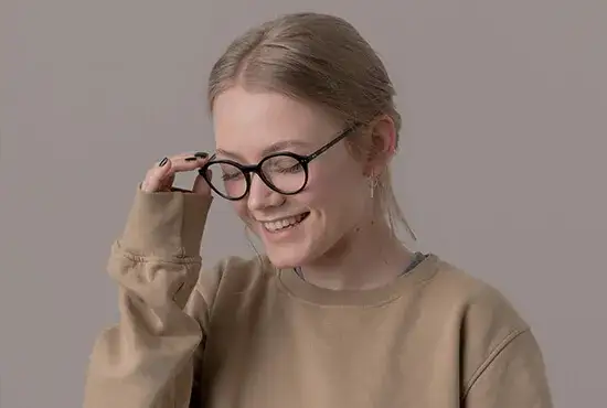 Okulary fotochromowe – co to jest i jak mogą zmienić Twoje życie