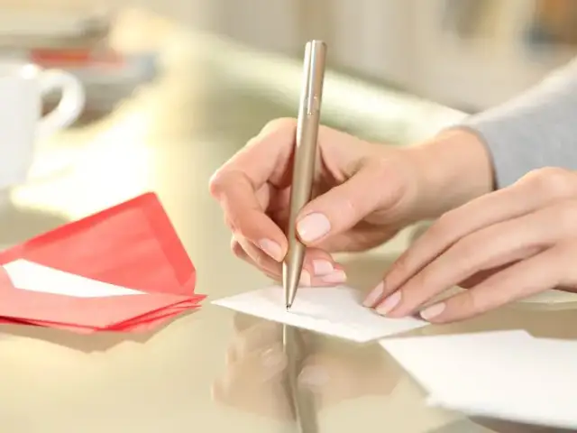 Jak napisać dedykację z cytatem, aby wzruszyć bliską osobę