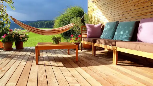 Najlepsze drewno na taras - praktyczny poradnik wyboru materiałów 2025