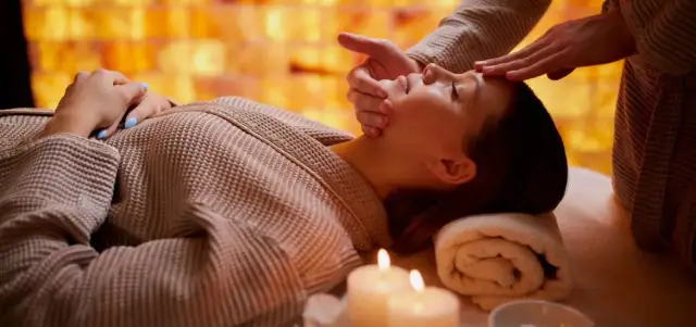 Masaż duo co to jest? Odkryj wyjątkowe korzyści dla par