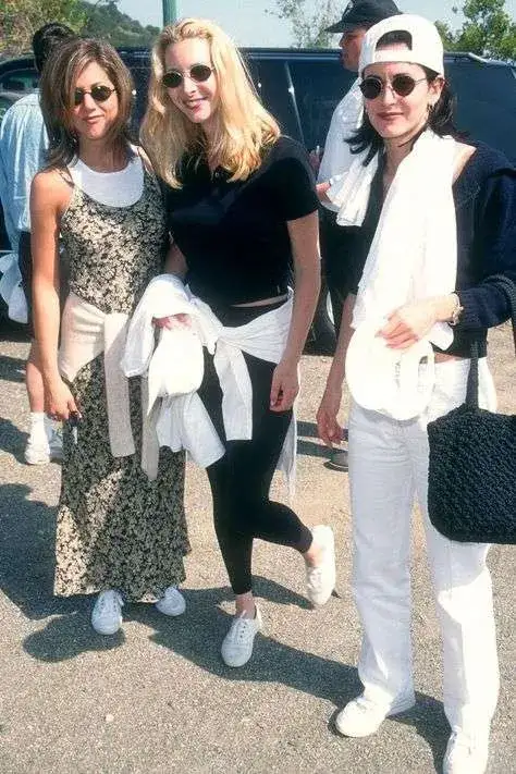 Jak się ubrać na imprezę w stylu lat 90 i nie wyglądać źle