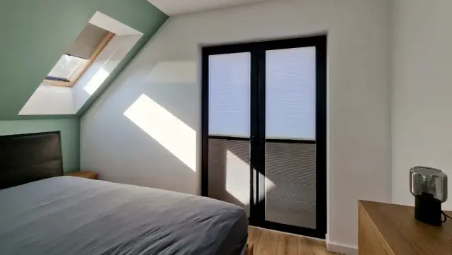 Jakie plisy do salonu wybrać, aby uniknąć najczęstszych błędów?