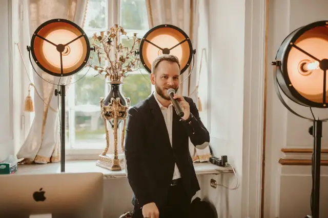 Ile kosztuje DJ na studniówkę? Sprawdź ceny i rady