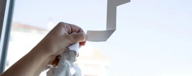 Jak usunąć klej z okien pcv bez ryzyka uszkodzenia powierzchni