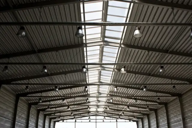 Jaka grubość blachy trapezowej na dach zapewni trwałość i bezpieczeństwo?