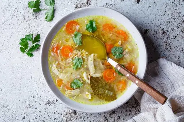 Sopa de pollo: Receta experta y el remedio que sí funciona