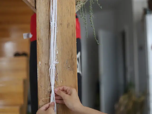 Jak zrobić kwietnik na ścianę? DIY: drewno, makrama, kratka!