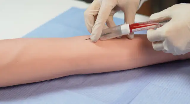 Symulacja pobrania krwi. Dowiedz się, jak się przygotować do badania krwi, aby przebiegło sprawnie i bez stresu.