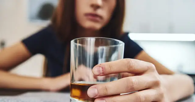 Czy przy antykoncepcji można pić alkohol? Poznaj fakty i zagrożenia