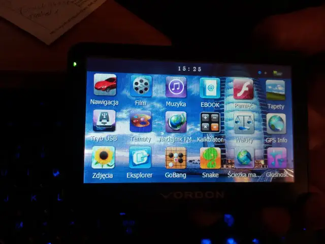 Ekran nawigacji Vordon z ikonami aplikacji: nawigacja, film, muzyka, ebook, pamięć, tapety, tryb USB, tematy, nadajnik FM, kalkulator, waluty, GPS Info, zdjęcia, eksplorer, GoBang, Snake, ścieżka ma, głośność.