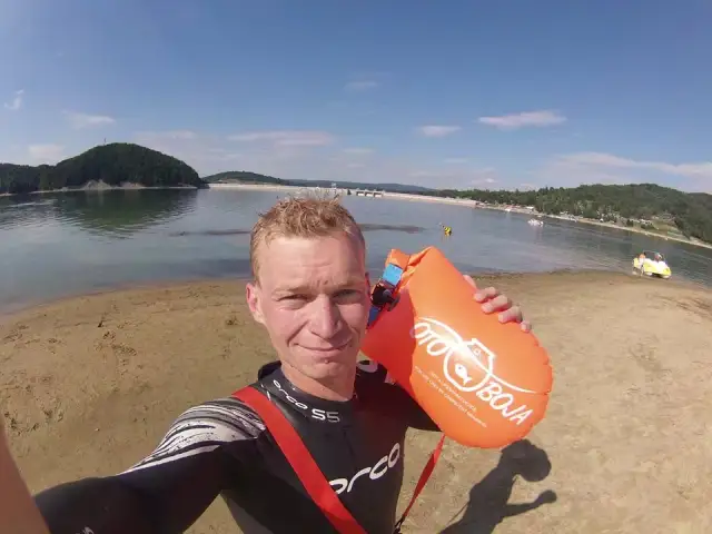 Jak wybrać piankę do pływania? Kompletny przewodnik zakupowy