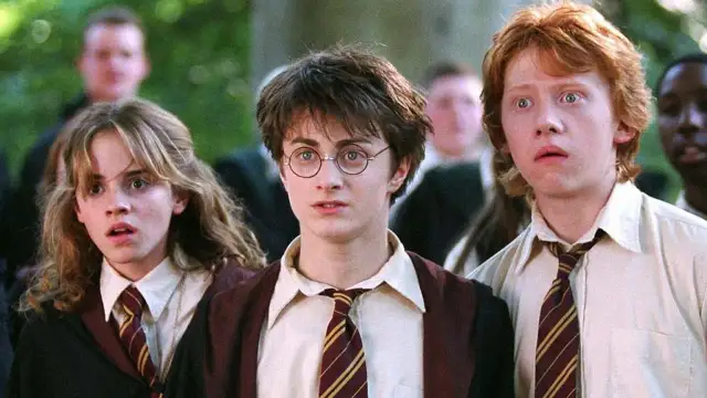 Harry, Ron i Hermiona w szkolnych szatach, gotowi na kolejne przygody w świecie magii. To początek ich historii, kluczowy moment w harry potter chronologia.