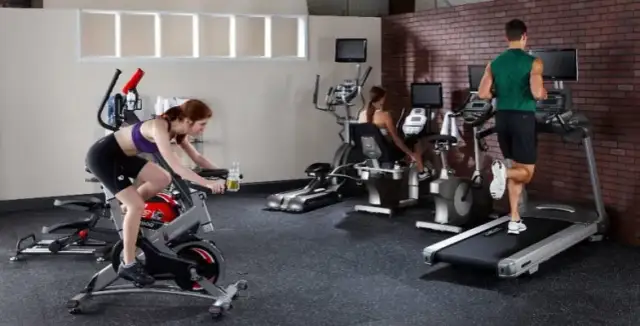 Jak używać bieżni na siłowni: unikaj błędów i osiągnij wyniki