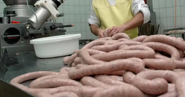 Ceny kiełbasy zwyczajnej w Polsce – porównanie i najlepsze oferty