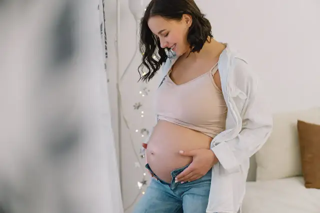 Piersi w ciąży: Kiedy rosną i jak o nie dbać trymestr po trymestrze?