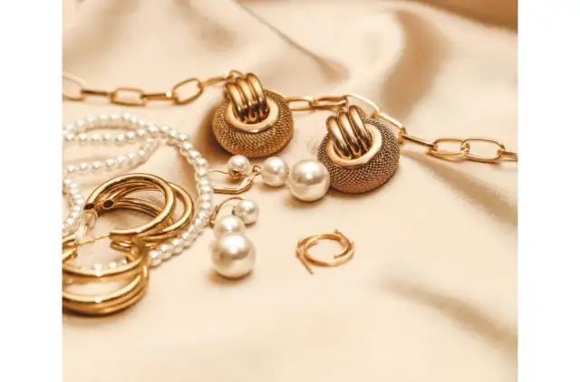 Jak wyczyścić złoto kolczyki - skuteczne metody na ich blask