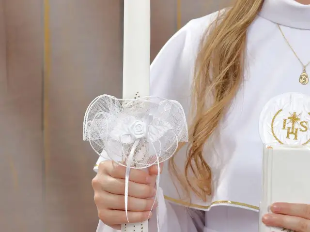 Komunia 2026: Ile od chrzestnego? Kwoty, prezenty i savoir-vivre