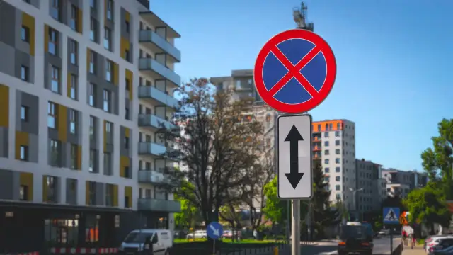 Czy zakaz parkowania dotyczy chodnika? Sprawdź, zanim zaparkujesz