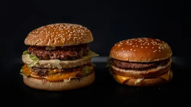 Jak zrobić burgery jak z McDonald's - proste przepisy w domu