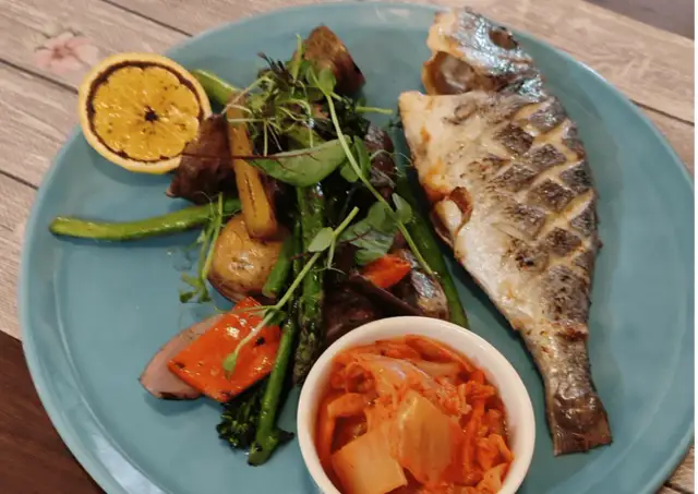 Frombork: Gdzie zjeść? Świeża ryba i lokalne przysmaki czekają!