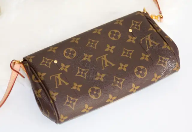 Elegancka, mała torebka Louis Vuitton z monogramem. Idealna na wieczorne wyjścia.