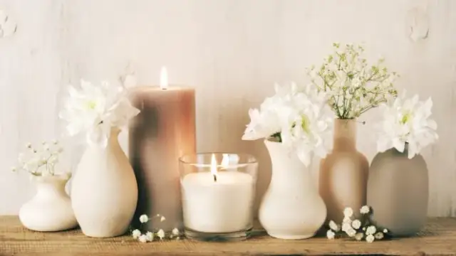 Jak zgasić świeczkę bez dymu? Oto skuteczne metody na to