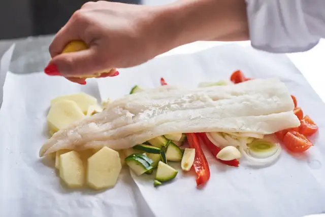 Pieczenie ryby w folii: Sekrety soczystości (czas, temp.)