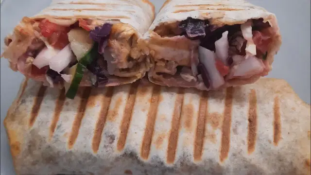 Jak zawijać kebab w tortilli, by uniknąć problemów z rozpadaniem się