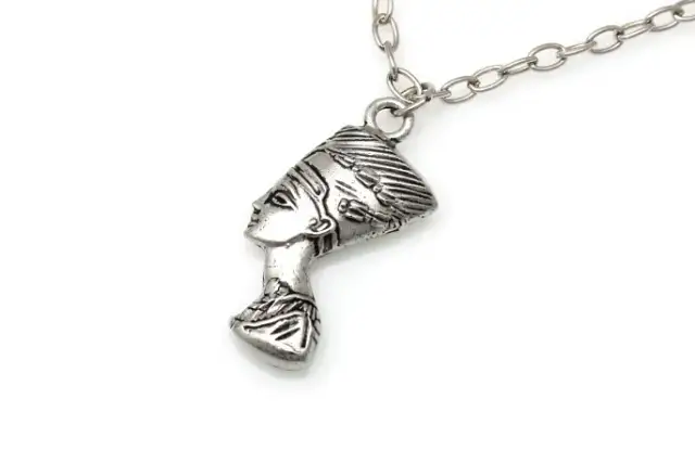 Tajemnice wisiorka z Nefretete: symbol kobiecej mocy dziś