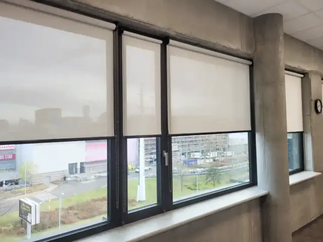 Jakie rolety do okien z wywietrznikami zapewnią wentylację i styl?