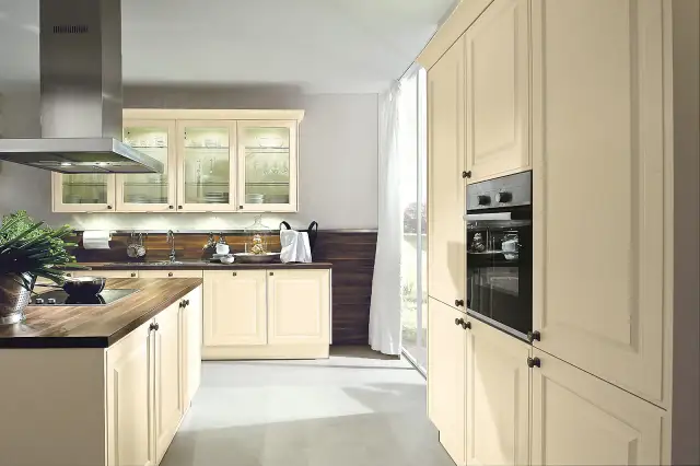 Jaką podłogę do białej kuchni z drewnianym blatem wybrać, aby uniknąć błędów?