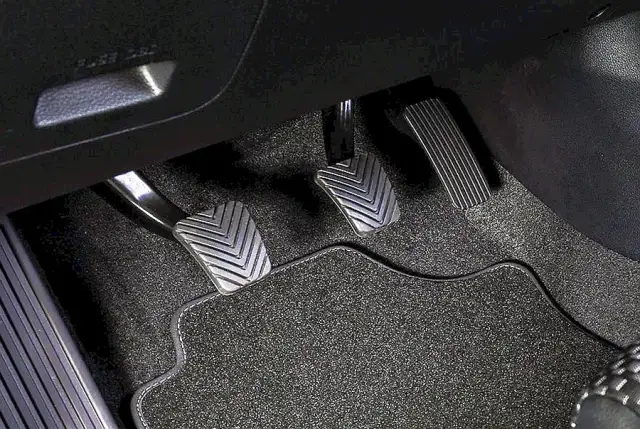 Poznaj 6 najgroźniejszych objawów awarii pompy sprzęgła w Twoim aucie